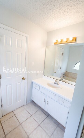 Building Photo - 24 Wagon Wheel Ct