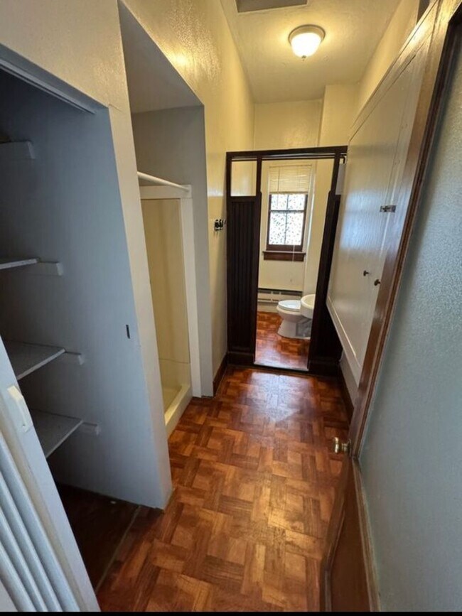 Building Photo - 1 bedroom/ 1 bath Upstairs Apartment