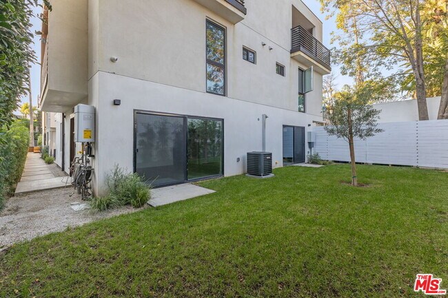 Building Photo - 1752 N Van Ness Ave