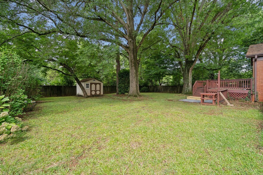 Large flat, fenced yard. - 1818 Woodland Dr