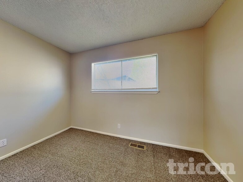 Building Photo - 1270 Kings Row