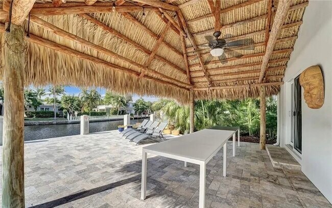 Building Photo - 2830 NE 55th St