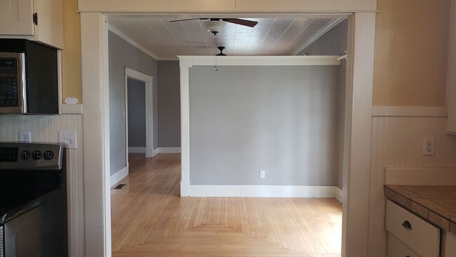 Building Photo - North-end quite craftsman home