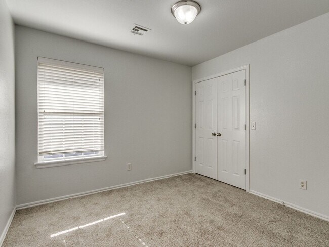 Building Photo - Updated Home + North Edmond + 4 Bedrooms