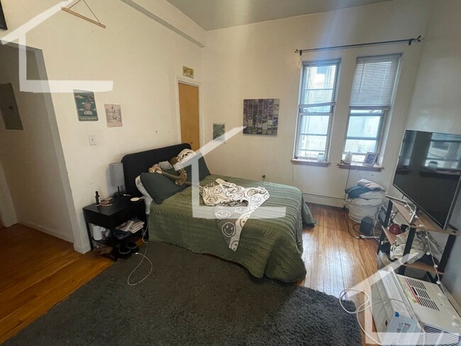 Building Photo - Cozy Studio! Heat & Hot Water Included!!