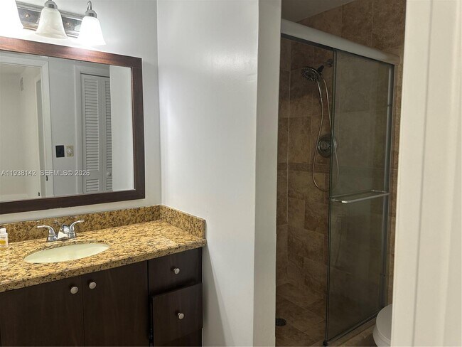 Building Photo - 6526 Kendale Lakes Dr