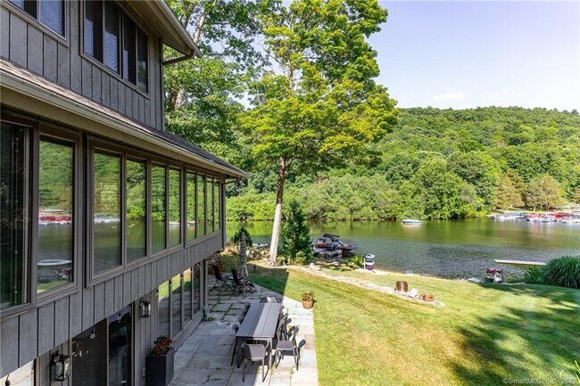 Building Photo - 8 Cedar Point Dr