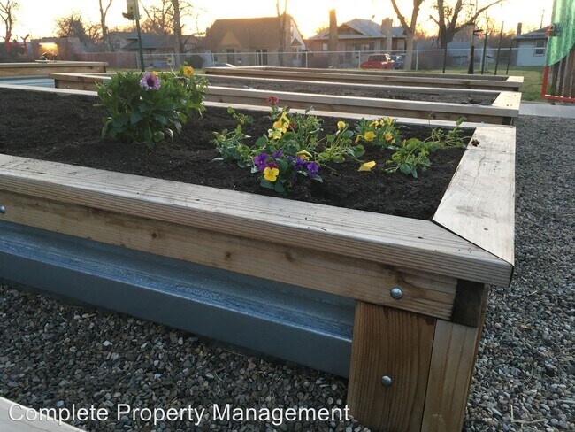 Building Photo - 925 Dilger Ave