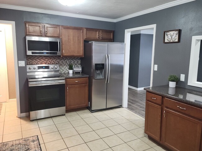 Building Photo - BEAUTIFUL UPDATED 3 BEDROOM 2 BATH HOUSE!