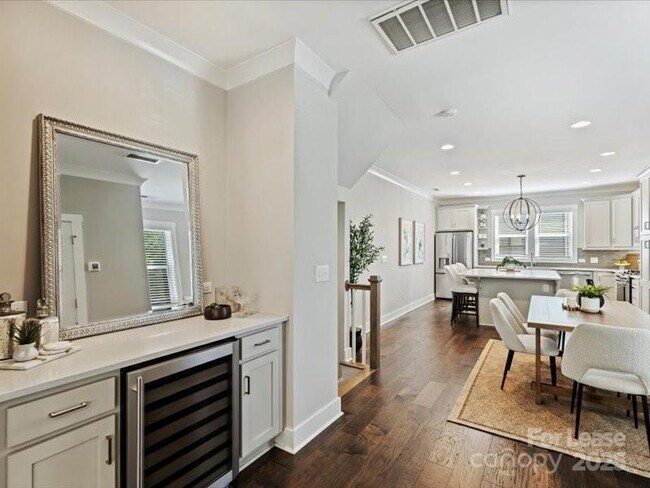 Building Photo - 1615 Chatham Ave