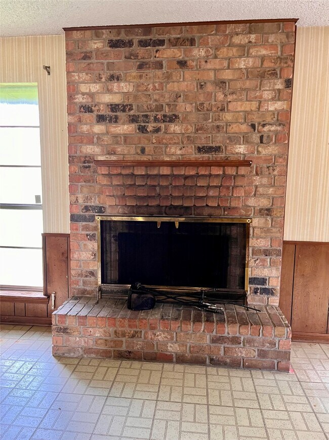 Building Photo - 802 Yorktown Dr