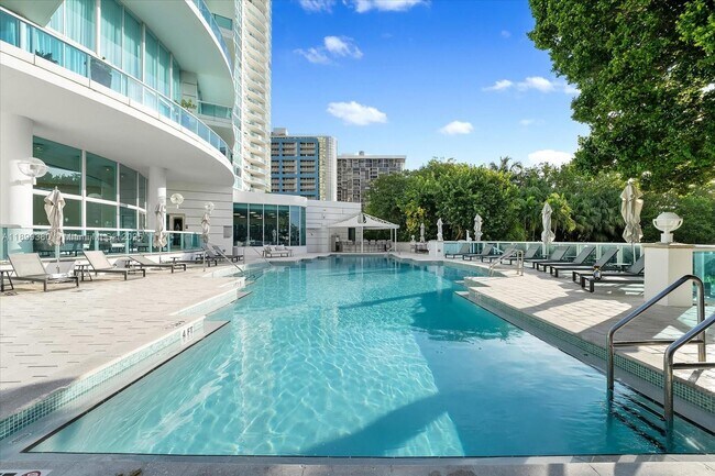 Building Photo - 2127 Brickell Ave