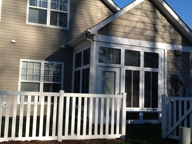 Building Photo - Late-September Move-in Ready!