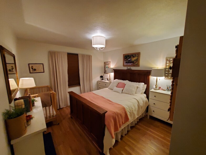 Bedroom 1 (11’2” x 10’10”) - 822 Banker Rd