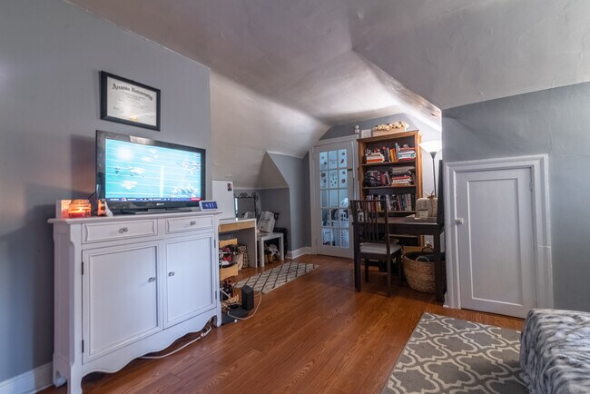 Building Photo - 322 Paxson Ave