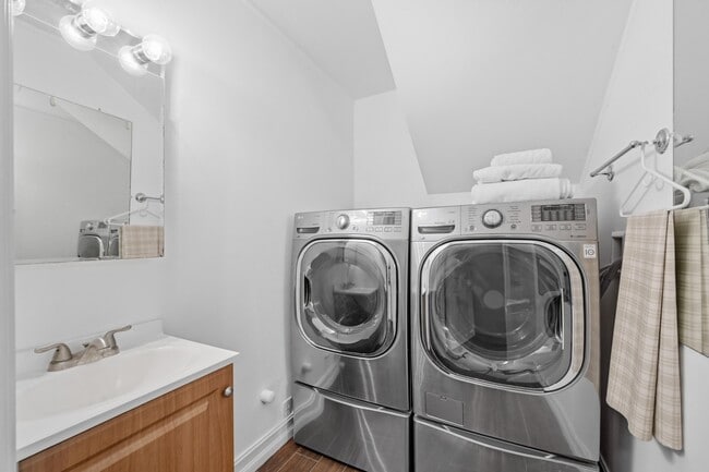 Building Photo - 5550 Coach House Cir