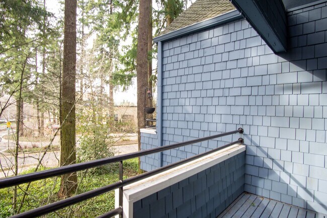 Building Photo - Fantastic Lake Oswego 2Bdr w/Fireplace, Dishwasher & W/D + Balcony