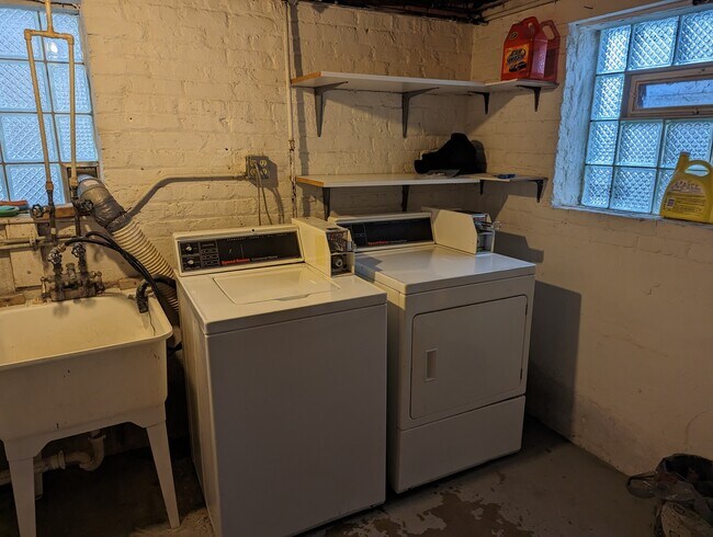 Building Photo - 5650 N Spaulding Ave