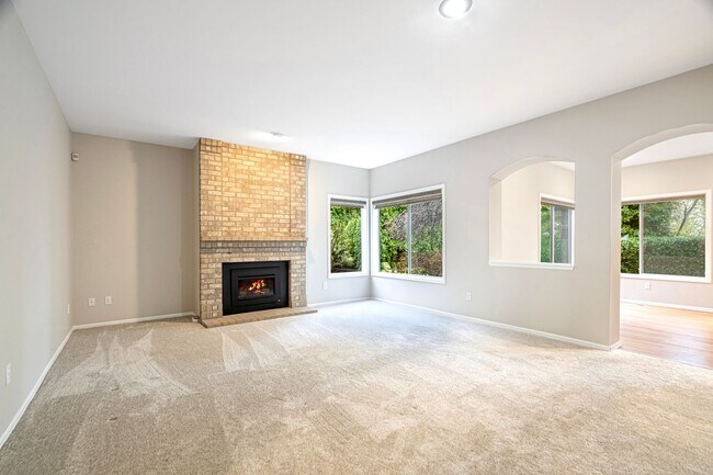 Building Photo - Spacious 5 Bedroom 3 Bath Home w/ 3-Car Garage and New Updates!