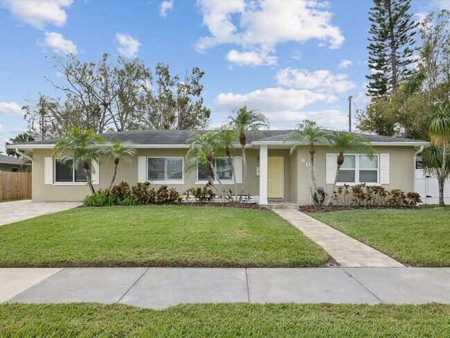 Building Photo - 605 Gardenia St