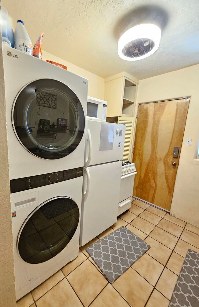 Building Photo - Super Cute, Fully Furnished! All Utilities Included (with WiFi)