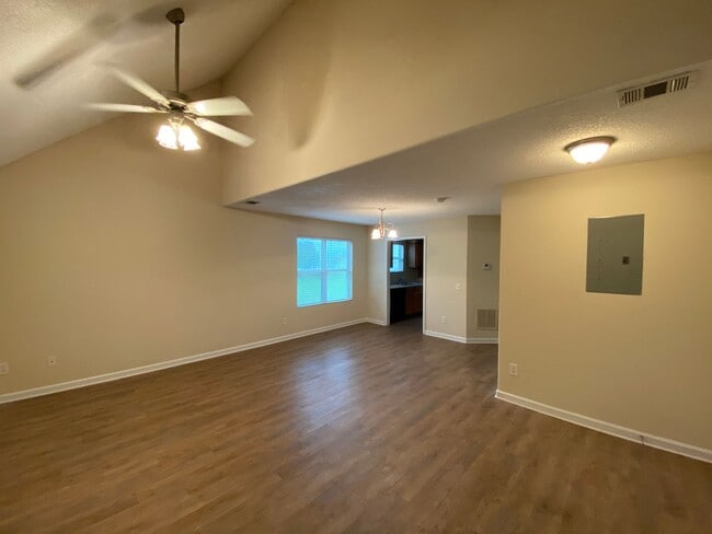 Building Photo - PRE-LEASING FOR AUGUST 2025! WAIVED SECURI...