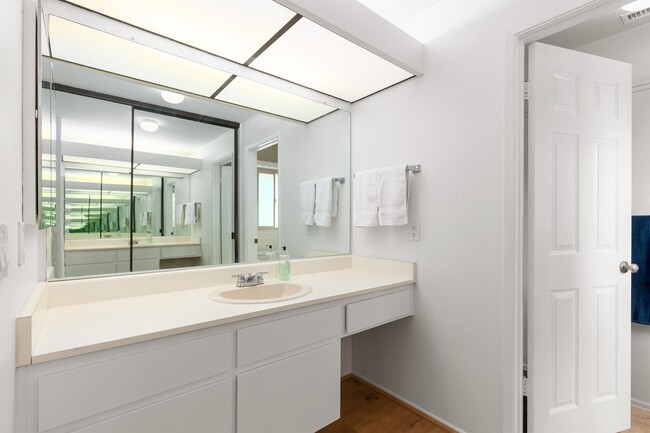 Building Photo - 3150 Avenida Topanga
