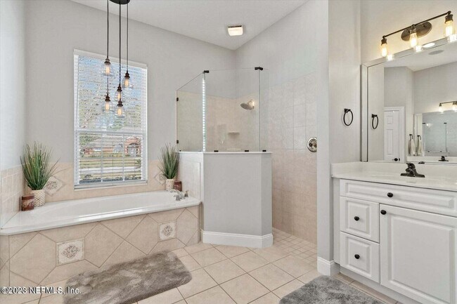 Building Photo - 3826 Reedpond Dr N