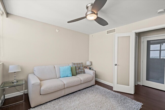 Building Photo - La Mer Condo