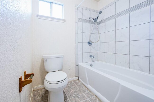 Building Photo - 1010 Laurelleaf Dr