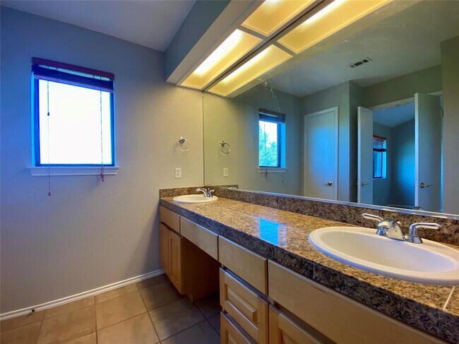 Building Photo - 4711 Spicewood Springs Rd