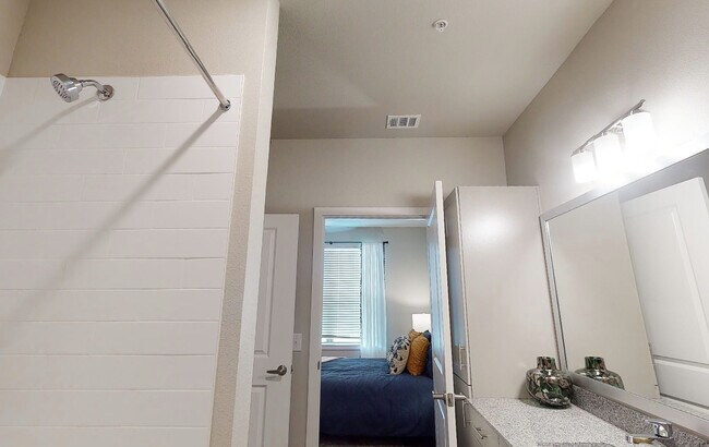 Building Photo - 2 Bed w/ $1,000 Gift Card + 6 Weeks Free —...