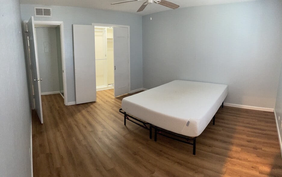 Master with en suite bath - 1601 Pennsylvania St NE