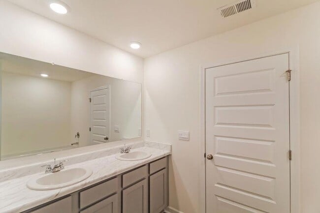 Building Photo - 520 Whitman Ln