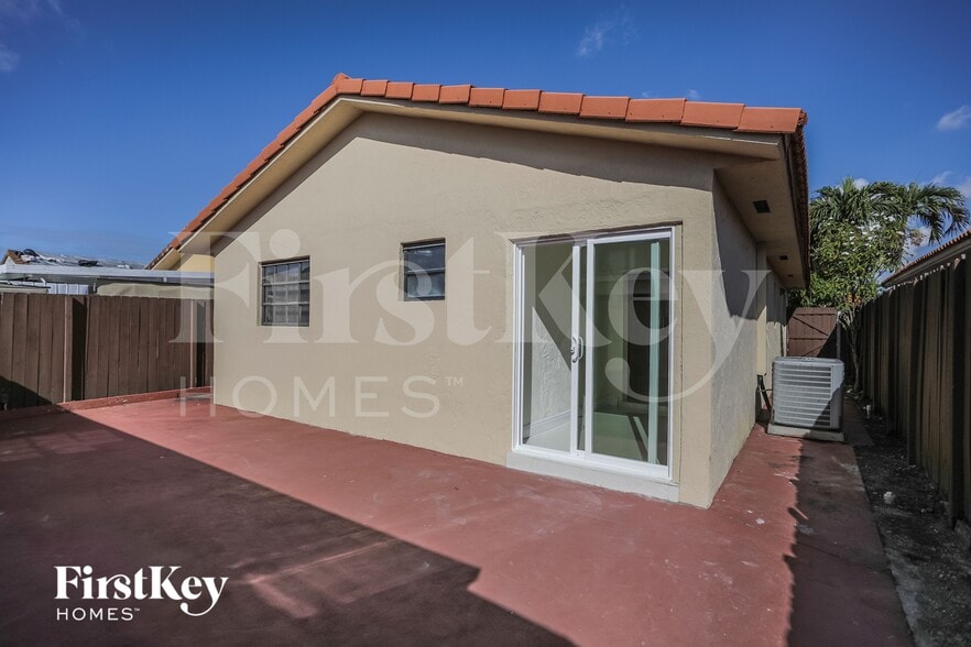 Building Photo - 2664 W 70th Pl