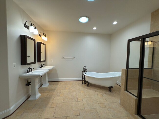 Building Photo - Spacious 4 Bed 5.5 Bath Home in Annandale,...