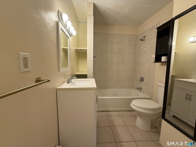 Building Photo - 660 W Main St