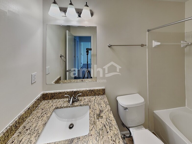 Building Photo - 1961 Creekview Dr