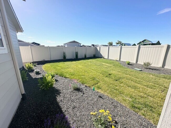 Building Photo - Beautiful 1 year old home available now!