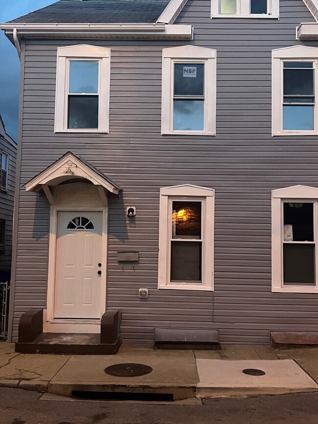 Building Photo - 516 George St