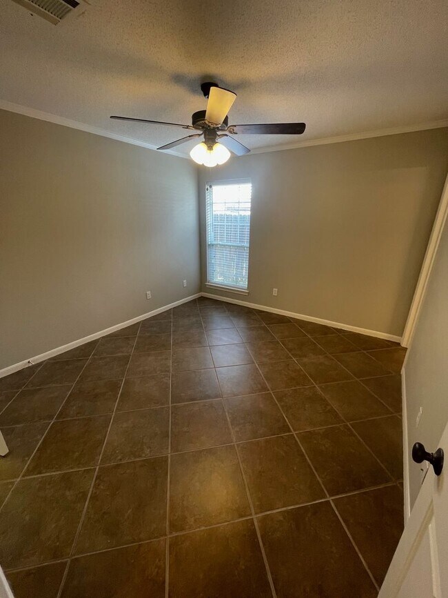 Building Photo - Amazing Midway ISD Home
