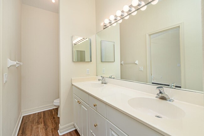 Building Photo - 2/2 Condo in Pelican Bay