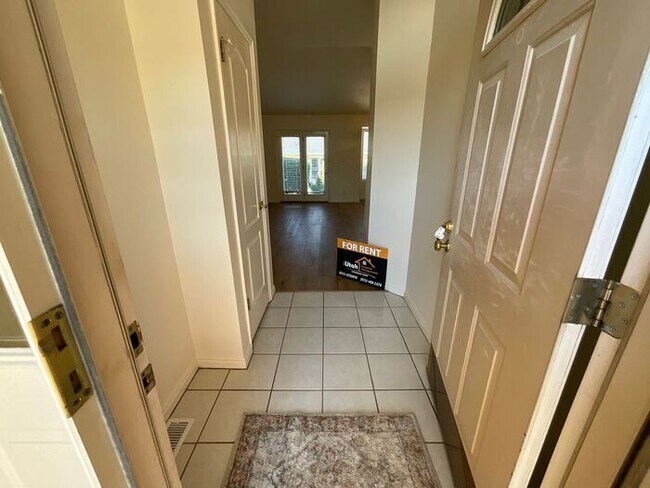 Building Photo - 4 bdrm 3 bth Home 2 Car Garage- HOA with Pool