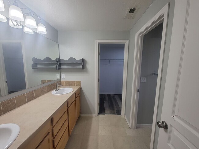 Building Photo - 3-Bed, 2.5-Bath Home Near Columbia Center ...