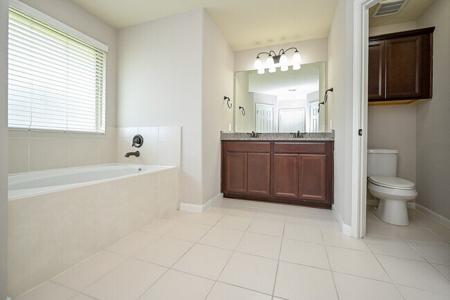 Building Photo - 18707 Majestic Vista Ln