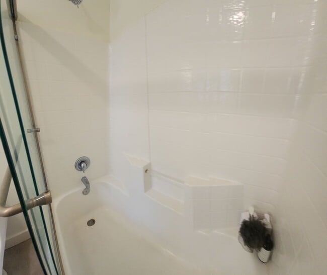 Building Photo - 6 bed 3 bath Spacious home near Cal Poly