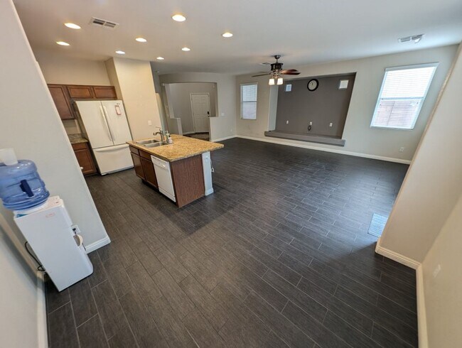 Building Photo - 7570 Dobroyd Dr