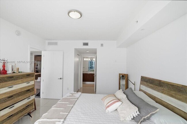 Building Photo - 5300 Paseo Blvd