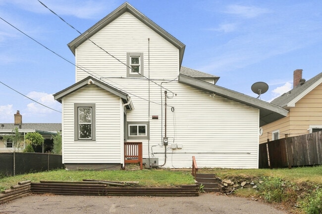 Building Photo - 1097 Suburban Ave E
