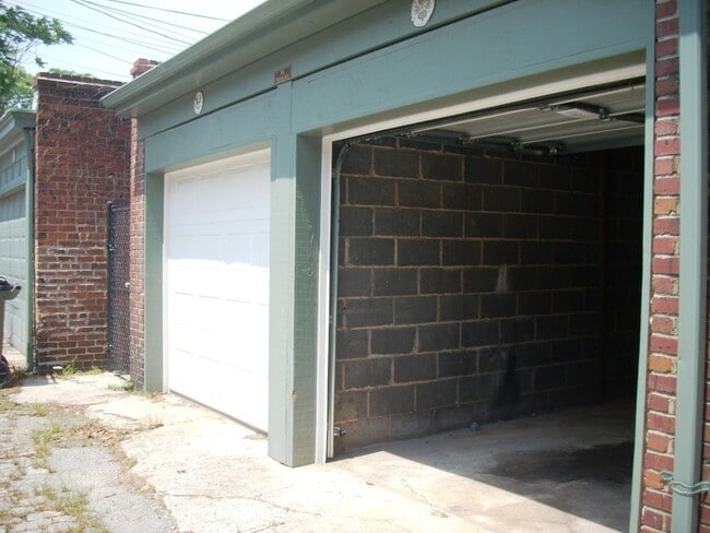 Building Photo - 1005 W Franklin St